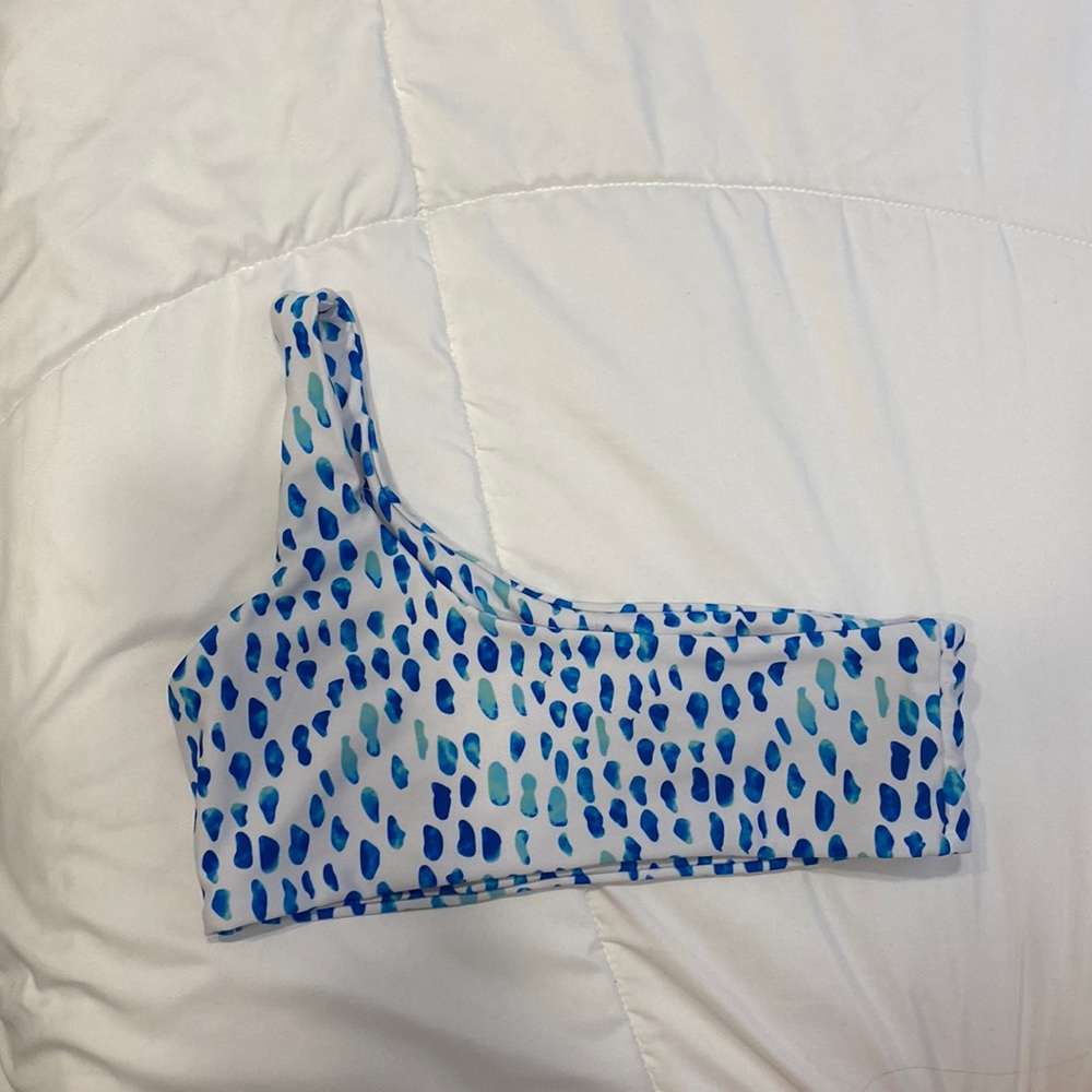 SHEIN bathing suit top. One shoulder it was used 2 times.